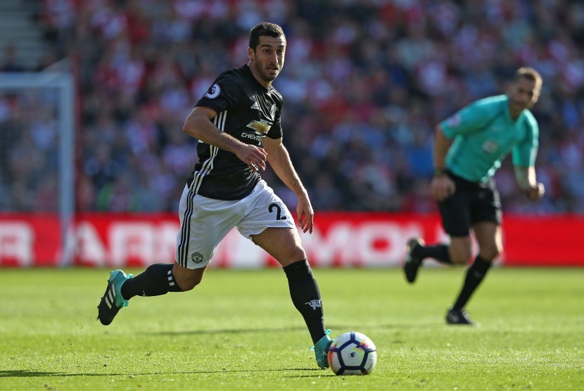 Striker Manchester United Henrik Mkhitaryan pada pertandingan Liga Inggris di Stadion Saint Mary's, Southampton, Inggris, Sabtu (23/9) malam.