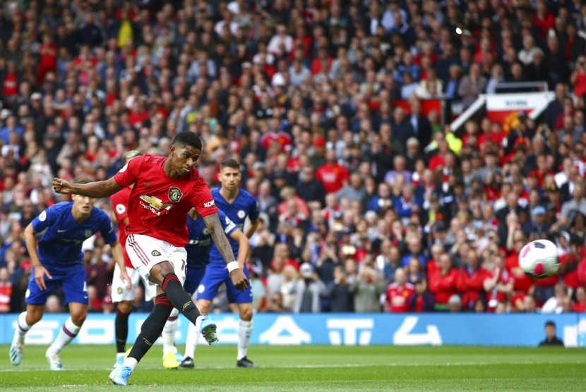 Striker Manchester United, Marcus Rashford memborong dua gol kemenangan timnya atas Tottenham Hotspur.