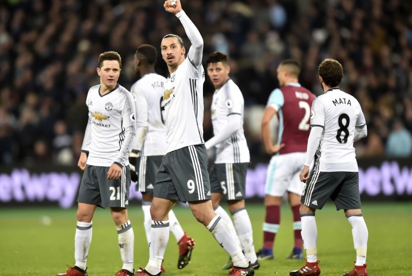 Striker Manchester United, Zlatan Ibrahimovic merayakan golnya ke gawang West Ham United pada laga Liga Primer di stadion London, Selasa (3/1) dini hari WIB. United menang 2-0 pada laga ini.