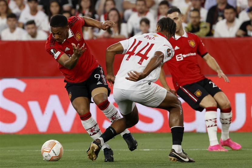Striker Manchester United (MU) Anthony Martial (kiri) beraksi saat melawan Sevilla di leg kedua Liga Europa 2022/2023. Martial bermain sangat buruk pada laga tersebut. 