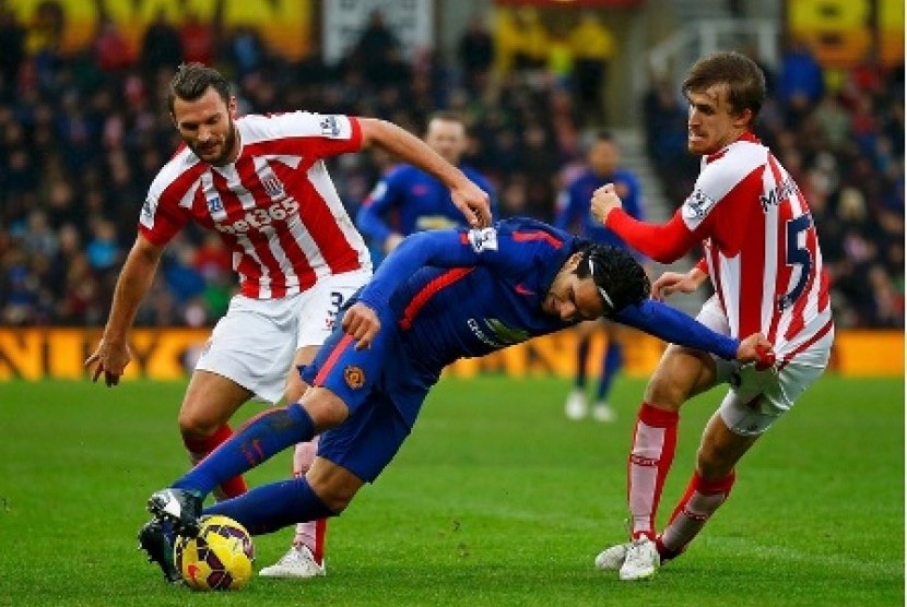 Striker Manchester United Radamel Falcao dijaga oleh dua pemain Stoke City dalam lanjutan Liga Primer Inggris, Kamis (1/1).