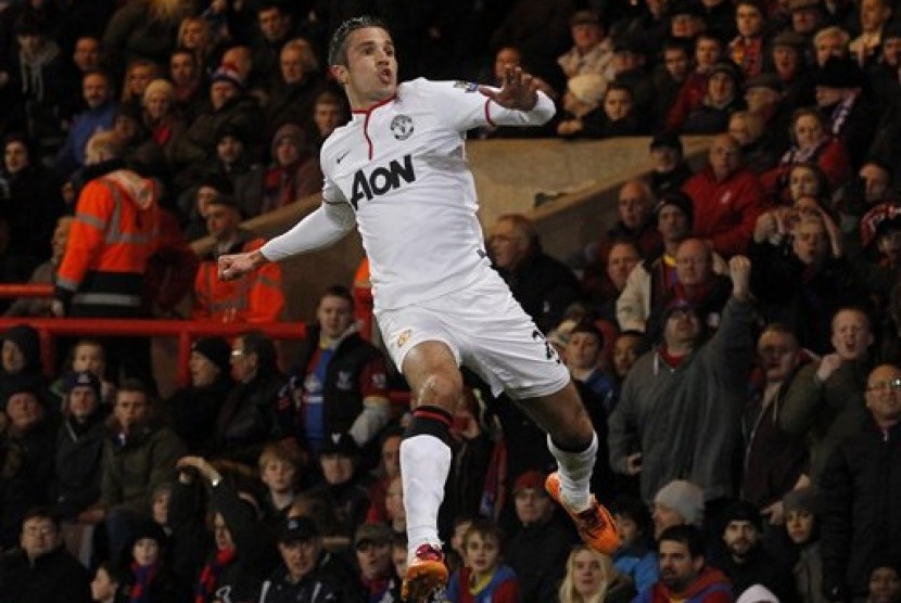 Striker Manchester United, Robin Van Persie, melakukan selebrasi golnya ke gawang Crystal Palace.