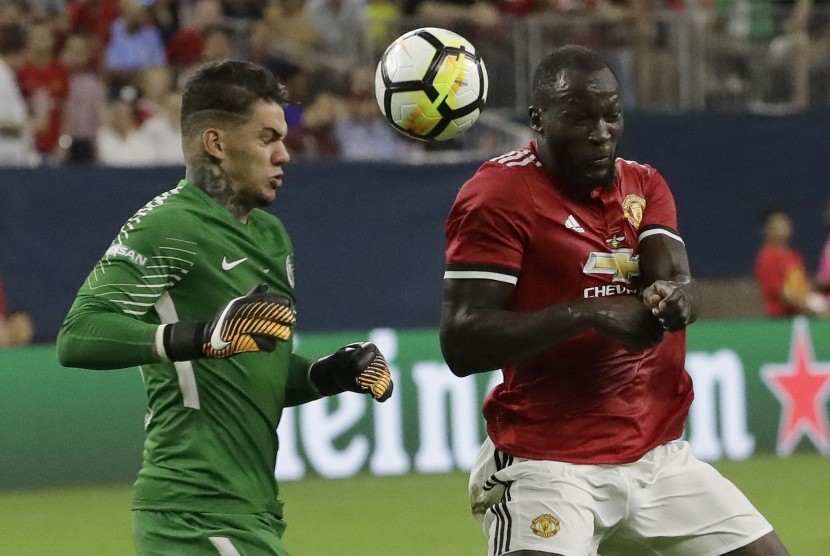 Striker Manchester United, Romelu Lukaku (kanan) berebut bola dengan kiper Manchester City, Moraes Ederson pada laga tur pramusim di Houston, Texas, Amerika Serikat, Kamis (20/7).