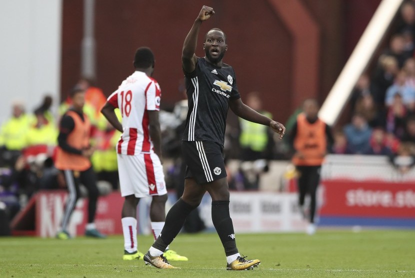 Striker Manchester United, Romelu Lukaku merayakan gol ke gawang Stoke City pada laga Liga Primer Inggris di Stadion Bet365, Ahad (10/9) dini hari WIB. Laga berakhir imbang 2-2.