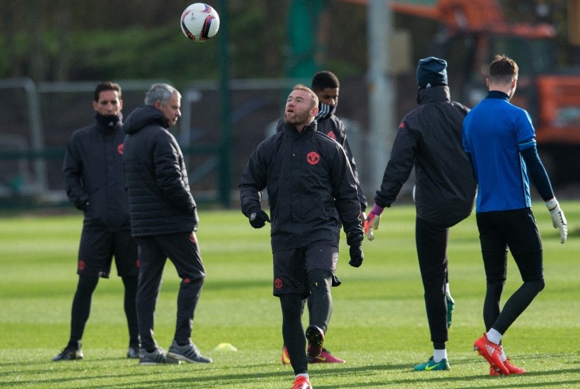 Striker Manchester United, Wayne Rooney dalam suatu sesi latihan jelang laga Liga Europa.