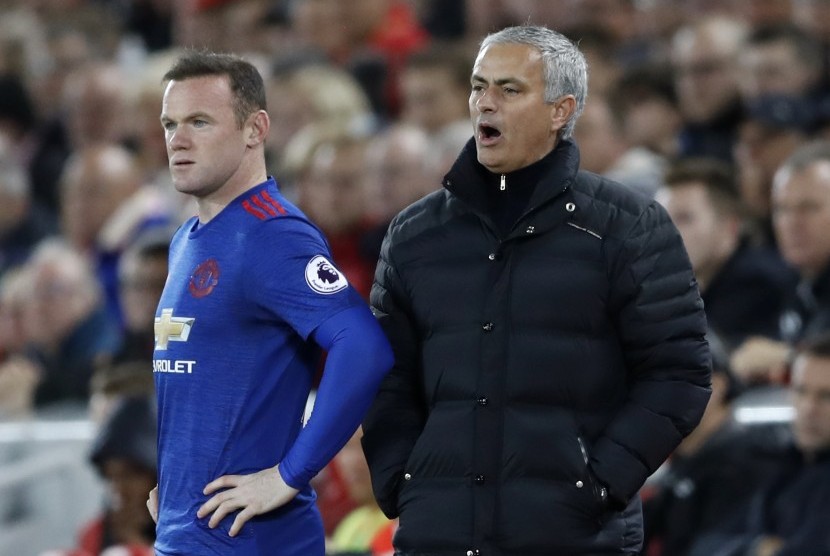 Striker Manchester United, Wayne Rooney (kiri) siap dimasukkan ke lapangan oleh Jose Mourinho saat laga Liga Primer melawan Liverpool, Selasa (18/10). Rooney diragukan tampil pada laga lawan Chelsea malam ini.