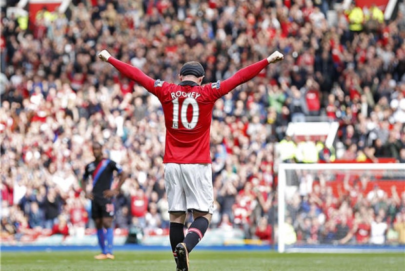 Striker Manchester United, Wayne Rooney, melakukan selebrasi usai menjebol gawang Crystal Palace di laga Liga Primer Inggris di Stadion Old Trafford, Manchester, Sabtu (14/9). 