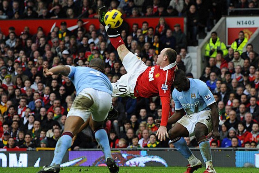 Striker Manchester United, Wayne Rooney mencetak gol ke gawang Manchester City melalui tendangan 'balik bandung' pada Februari 2011