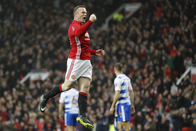 Striker Manchester United, Wayne Rooney merayakan golnya ke gawang Reading pada laga Piala FA, di Old Trafford, Sabtu (7/1). Rooney memecahkan rekor gol Sir Bobby Charlton.