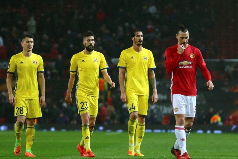 Striker Manchester United Zlatan Ibrahimovic meninggalkan lapangan diikuti para pemain Rostov pada akhir babak pertama leg kedua babak 16 besar Liga Europa di Old Trafford, Jumat (17/3) WIB.