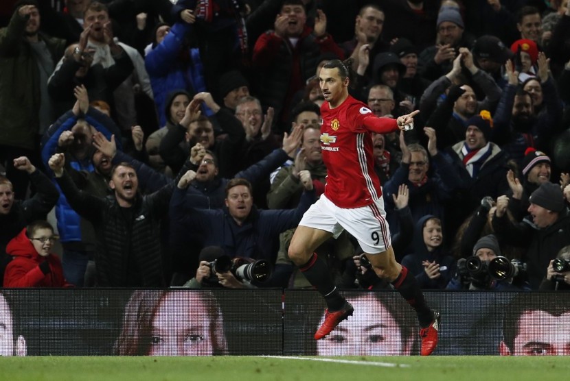 Striker Manchester United, Zlatan Ibrahimovic merayakan golnya ke gawang Sunderland pada laga Liga Primer di Old Trafford, Senin (26/12). United menang 3-1 pada laga ini.