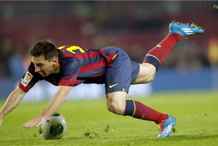 Striker megabintang Barcelona, Lionel Messi, terjatuh akibat dilanggar pemain Getafe dalam laga babak 16 besar Copa del Rey di Camp Nou, Barcelona, Rabu (8/1). 
