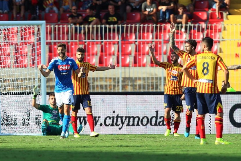 Striker Napoli, Fernando Llorente (kiri) merayakan gol ke gawang Lecce pada laga Seri A, Ahad (23/9). Napoli menang 2-0.