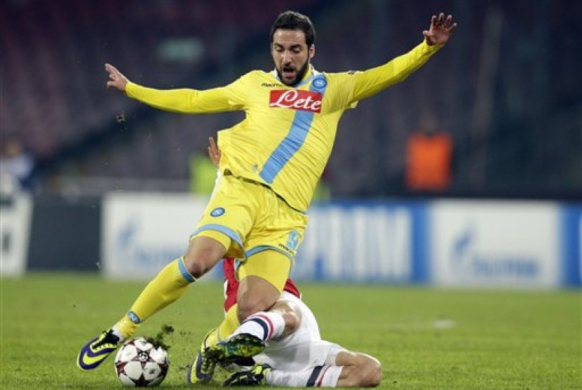 Striker (Napoli) Gonzalo Higuain diganjal seorang pemain Arsenal pada laga penentuan Liga Champions. Meskipun menang, Napoli gagal lolos ke 16 besar.