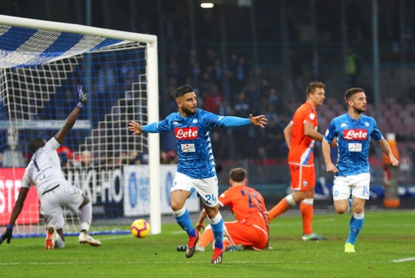 Striker Napoli, Lorenzo Insigne merayakan gol ke gawang SPAL pada laga Serie A, Sabtu (22/12).