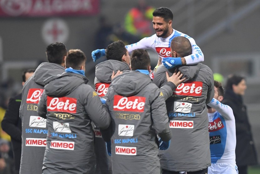 Striker Napoli, Lorenzo Insigne merayakan golnya ke gawang AC Milan pada sebuah laga Serie A.