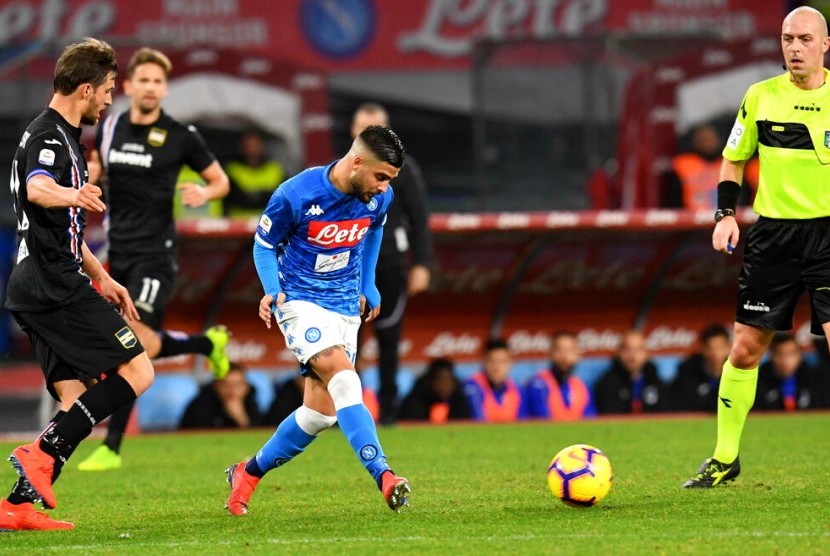 Striker Napoli, Lorenzo Insigne (tengah) beraksi pada laga lawan Sampdoria di San Paolo, Ahad (3/2) dini hari WIB. Napoli menang 3-0.