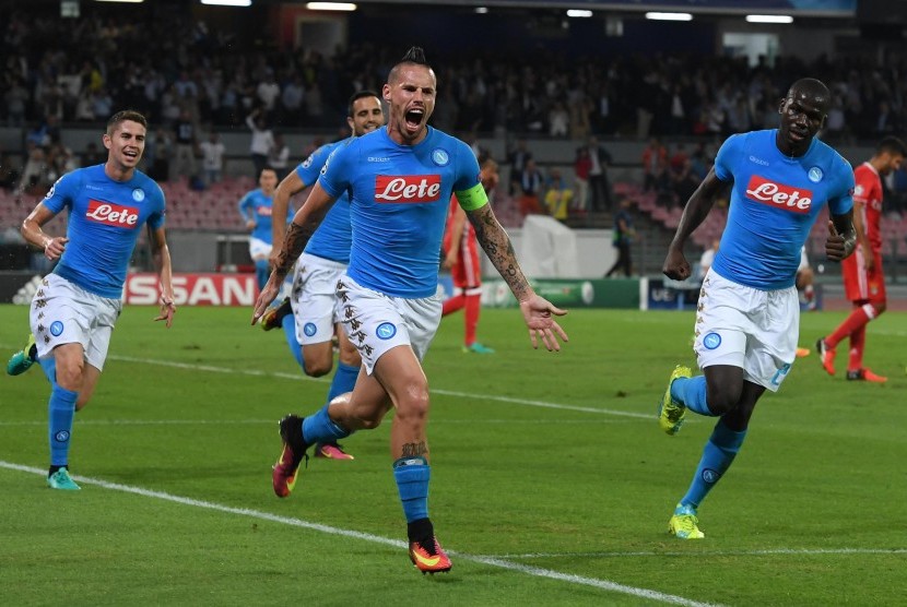 Striker Napoli, Marek Hamsik merayakan gol ke gawang Benfica pada laga Grup B Liga Champions di San Paolo, 29 Semptember. Pada malam ini, kedua tim akan kembali bertemu di stadion Da Luz, kandang Benfica.