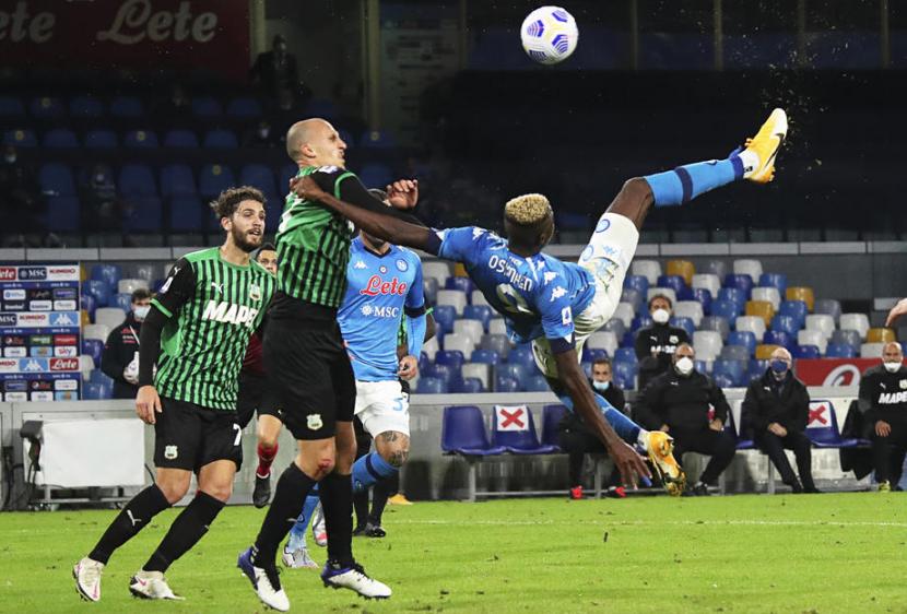 Striker Napoli, Victor Osimhen (kanan) melakukan tendangan akrobatik dikawal bek Sassuolo pada laga Serie A di San Paolo, Senin (2/11) dini hari WIB. Napoli kalah 0-2.