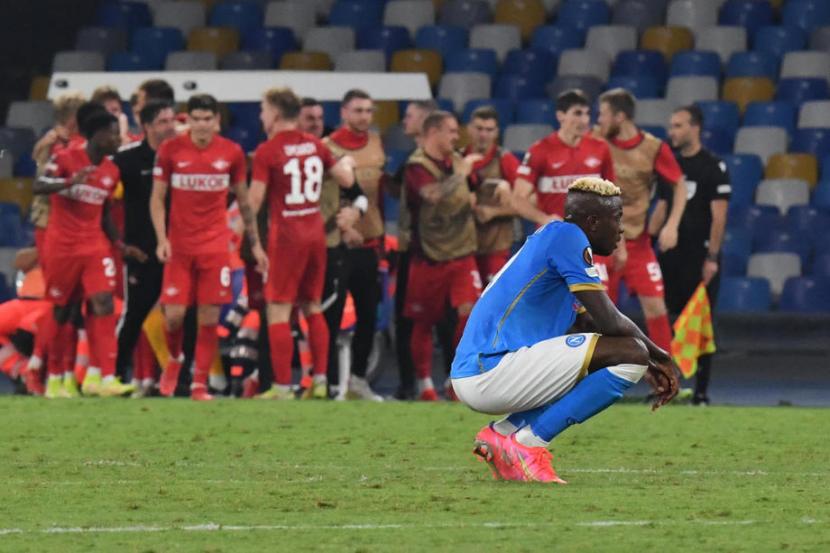 Striker Napoli, Victor Osimhen, tampak kecewa usai timnya gagal menjinakkan tamunya asal Rusia, Spartak Moskow, dalam laga Grup C Liga Europa di Stadion Diego Armando Maradona, Naples, pada Jumat (1/10) dini hari WIB.