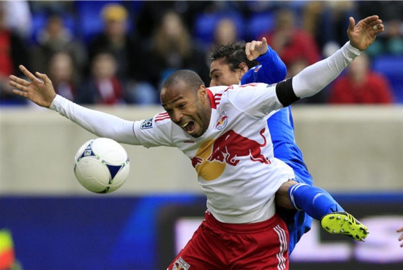 Striker New York Red Bulls, Thierry Henry (depan), terlibat duel dengan pemain Montreal Impact, Zarek Valentin, di laga MLS di Harrison, New Jersey, Amerika. 