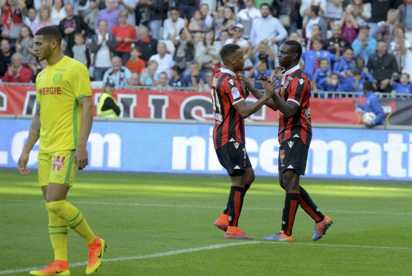 Striker OGC Nice, Mario Balotelli (kanan) merayakan golnya ke gawang Nantes pada laga Ligue 1, Ahad (30/10). Nice menang 4-1 pada laga ini.