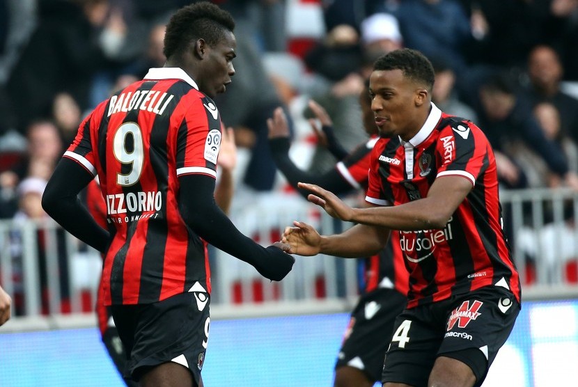 Striker OGC Nice, Mario Balotelli (kiri) merayakan golnya ke gawang Dijon pada laga Ligue 1 di stadion Allianz Riviera, Ahad (18/12). Balotelli mencetak dua gol pada laga ini.