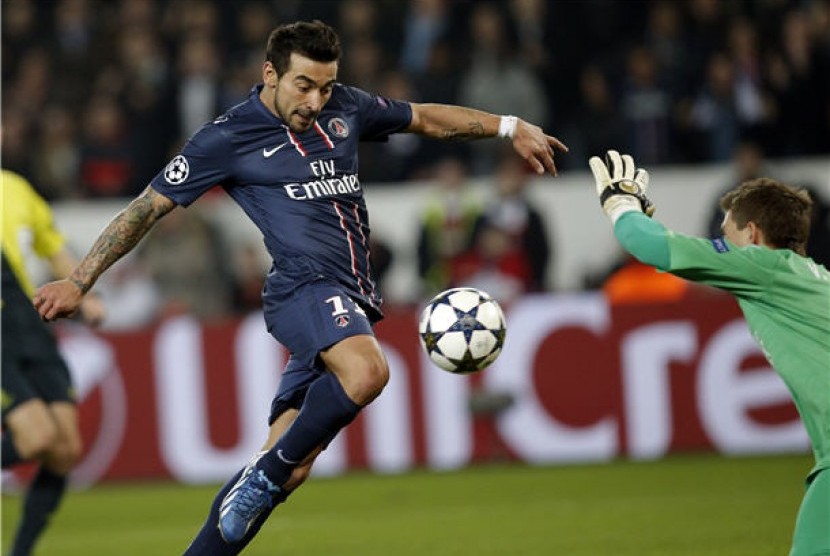 Striker Paris Saint Germain, Ezequiel Lavezzi (kiri), melepaskan tembakan menjebol gawang kiper Valencia, Vicente Guaita, di babak 16 besar Liga Champions di Parc des Princes, Paris, Rabu (6/3). 