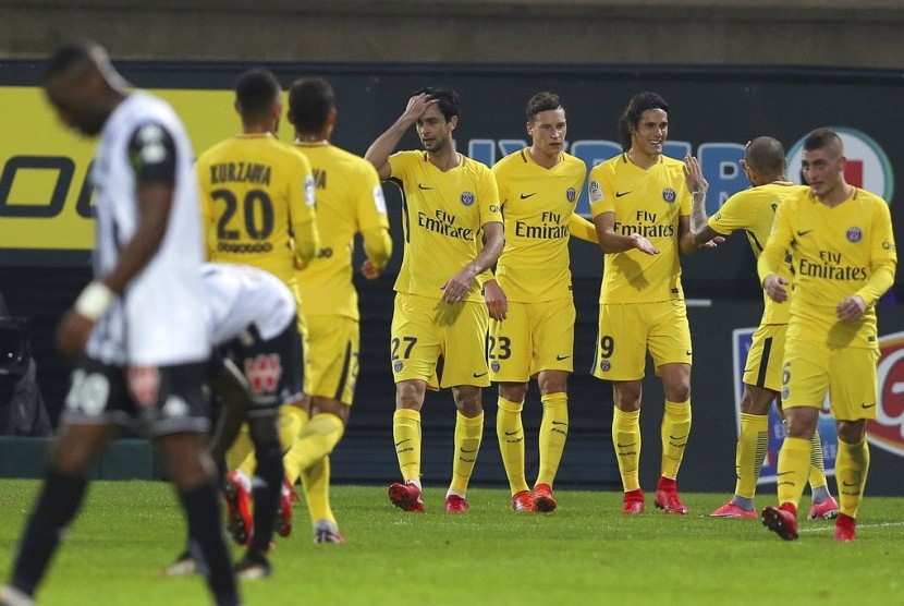 Striker Paris Saint-Germain (PSG), Edinson Cavani (ketiga kanan) merayakan gol ke gawang Angers bersama rekan setimnya pada laga Ligue 1 di Angers, Sabtu (4/11). PSG menang 5-0.