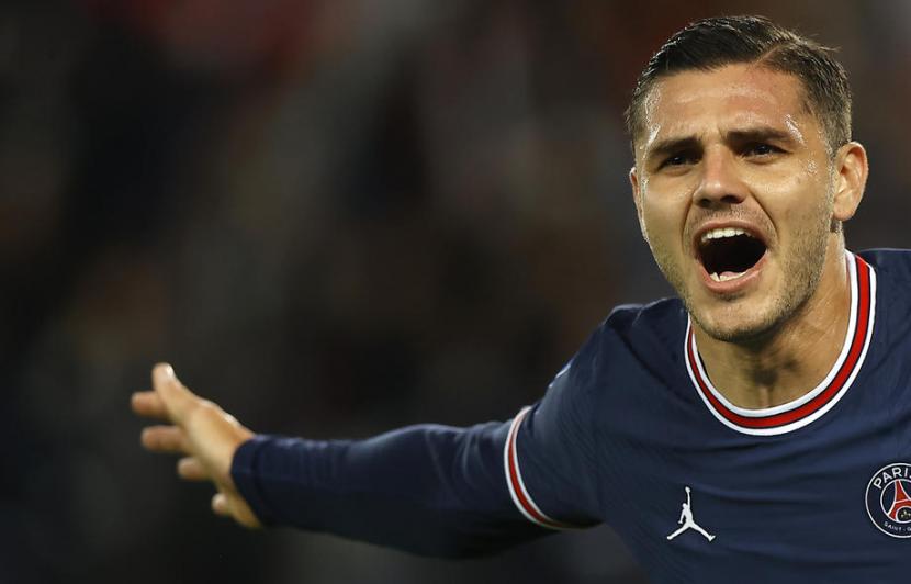 Striker Paris Saint-Germain (PSG), Mauro Icardi merayakan gol kemenangan PSG atas Lyon pada laga lanjutan Ligue 1 di Parc des Princes, Paris, Senin (20/9) dini hari WIB. PSG menang 2-1 atas Lyon.