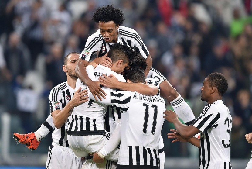 Striker Paul Dybala merayakan gol bersama para pemain Juventus ketika mengalahkan Bologna 3-1 di kompetisi Serie A Italia di Juventus Stadium, Turin, Senin (5/10)