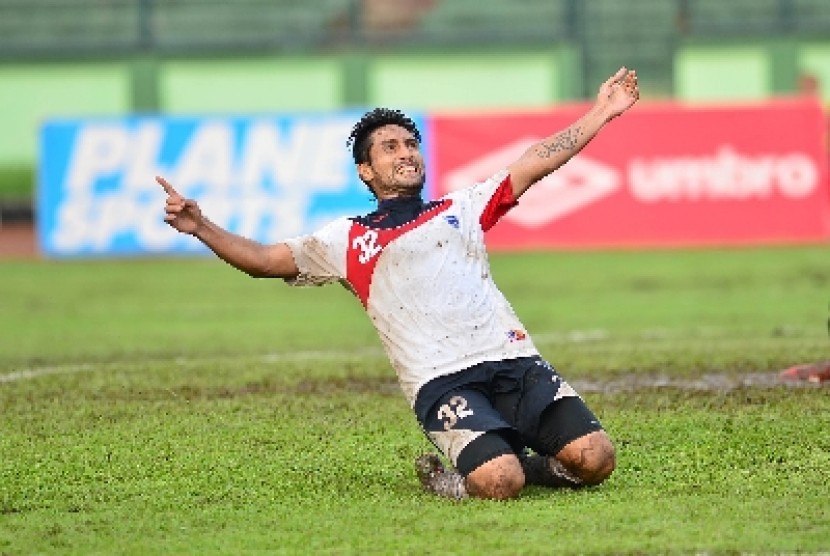 Striker Pelita Bandung Raya, Gaston Castano, pada pertandingan LSI 2013 melawan Persidafon Dafonsoro di Bandung