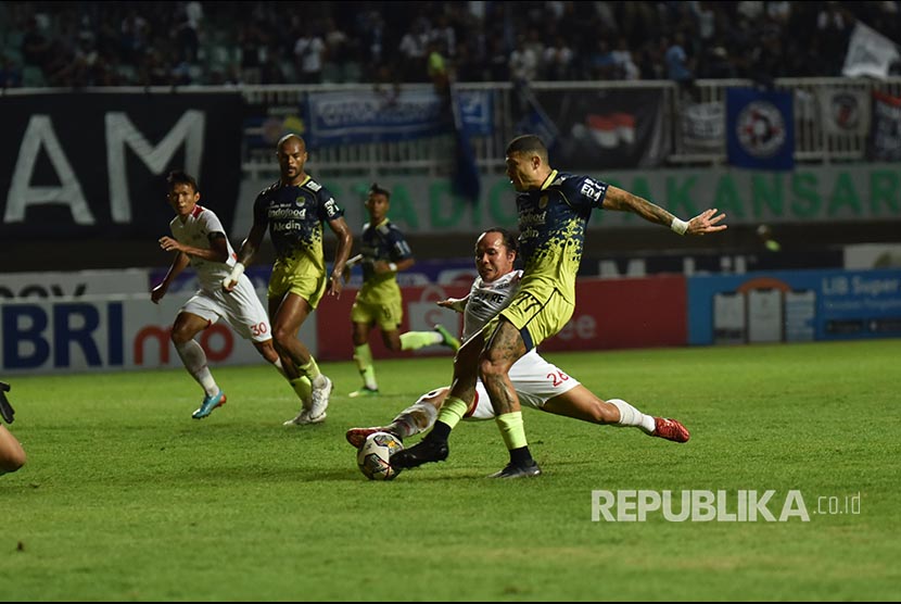 Striker Persib Bandung Ciro Alves berusaha mencetak gol pada laga antara Persib Bandung melawan Persis Solo di Stadion Pakansari Bogor, Selasa (4/4/2023).