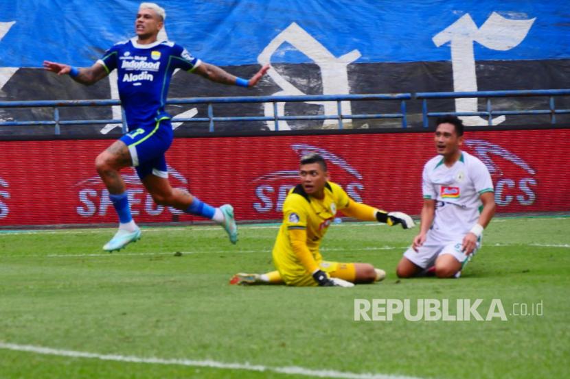 Striker Persib Bandung Ciro Alves (jersei biru) saat mencetak gol melawan PSS Sleman pada laga kompetisi Liga 1 Indonesia 2022/2023 di Stadion Gelora Bandung Lautan Api (GBLA), Kota Bandung, Jawa Barat Ahad (5/2/2023). 