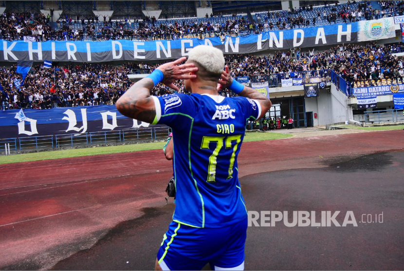 Striker Persib Bandung, Ciro Alves merayakan gol keduanya ke gawang PSS Sleman pada laga BRI Liga 1 Indonesia di Stadion GBLA, Bandung, Ahad (4/2/2023). Laga berakhir dengan kemenangan tuan rumah dengan skor 2-0 berkat brace dari striker Ciro Alves. 