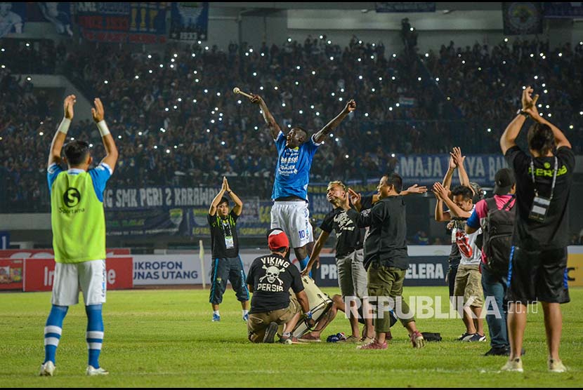 Striker Persib Bandung Ezechiel Ndouasel (tengah) memimpin ritual Viking Clap usai mengalahkan Persipura Jayapura pada Gojek Liga 1 di Stadion Gelora Bandung Lautan Api (GBLA), Bandung, Jawa Barat, Sabtu (12/5). 