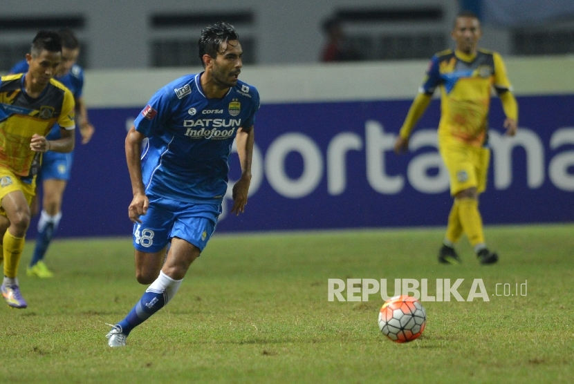 Striker Persib Bandung Marcos Abel Flores Benard menggiring bola dalam pertandingan Torabika Soccer Championship 2016 melawan Persiba Balikpapan di Bekasi, Sabtu (1/9). 