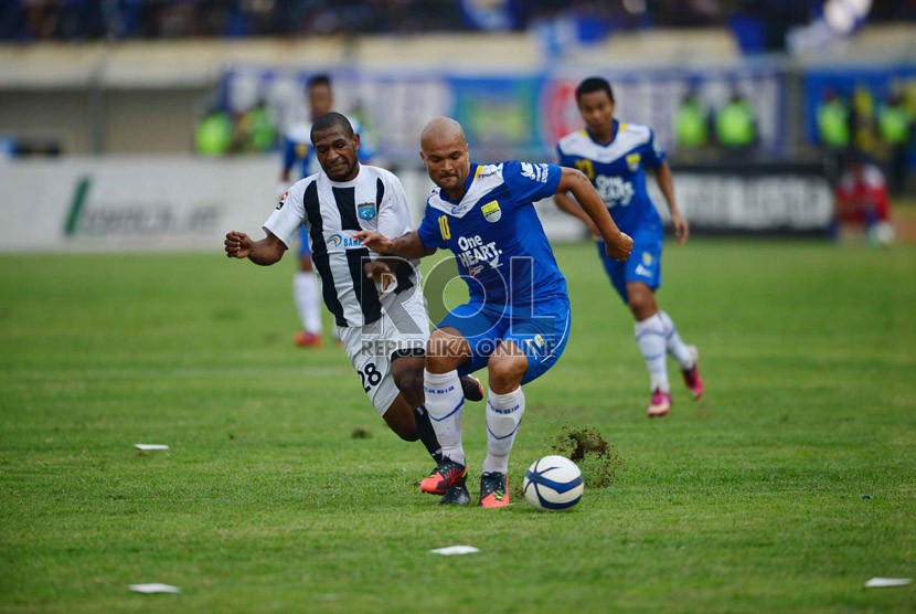 Striker Persib Bandung Sergio Van Dijk dihadang pemain Persidafon Dafonsoro pada pertandingan Liga Super Indonesia 2013 Putaran II di Stadion Si Jalak Harupat, Bandung, Selasa (20/8).  (Republika/Yogi Ardhi)