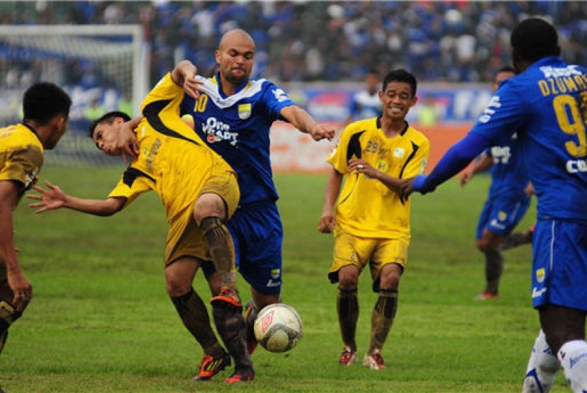 Striker Persib Bandung, Sergio Van Dijk (tengah), berebut bola dengan pemain Barito Putera dalam lanjutan kompetisi Indonesia Super League (ISL) di Stadion Siliwangi Bandung, Jawa Barat, Rabu (3/4). 