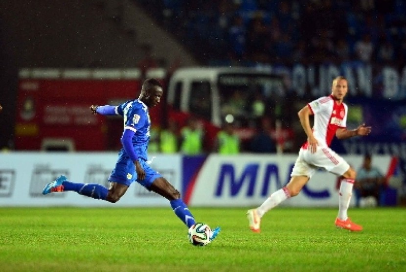 Striker Persib Bandung, Tantan mencoba melepaskan tendangan dibayangi be Ajax Amsterdam, Stefano Denswil di laga persahabatan di Stadion Jalak Harupat, Rabu (14/5).