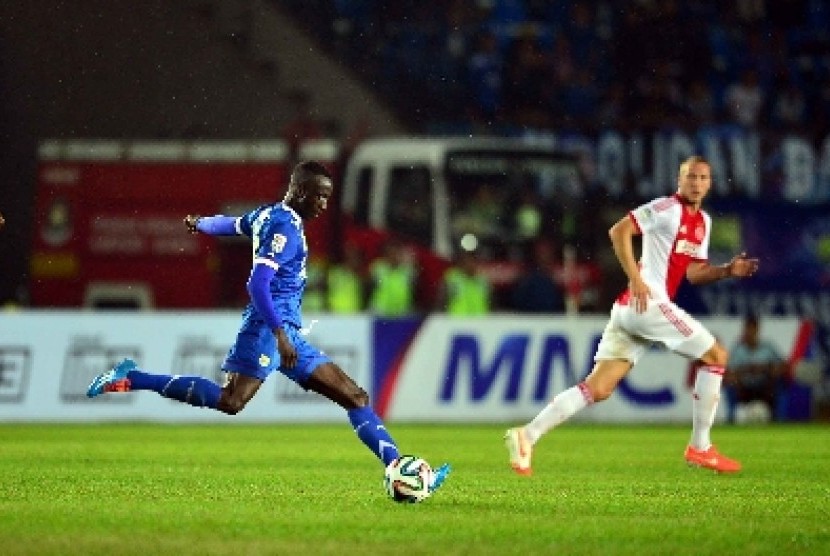 Striker Persib Bandung, Tantan, mencoba melepaskan tendangan dibayangi pemain belakang Ajax Amsterdam, Stefano Denswil.