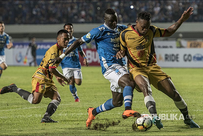 Striker Persib Ezechiel Ndouasel (kedua kanan) berebut bola dengan pesepak bola Mitra Kukar Mauricio Maciel Leal (kanan) saat laga lanjutan Liga 1 di Bandung, Jawa Barat. Minggu (8/4). 