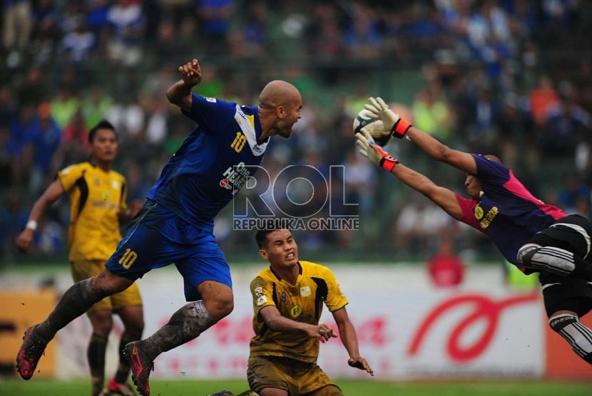   Striker Persib, Serginho Van Dijk, berusaha menanduk  bola dalam pertandingan LSI 2013 di Stadion Siliwangi, Bandung, Rabu (3/4).  (Republika/Yogi Ardhi)