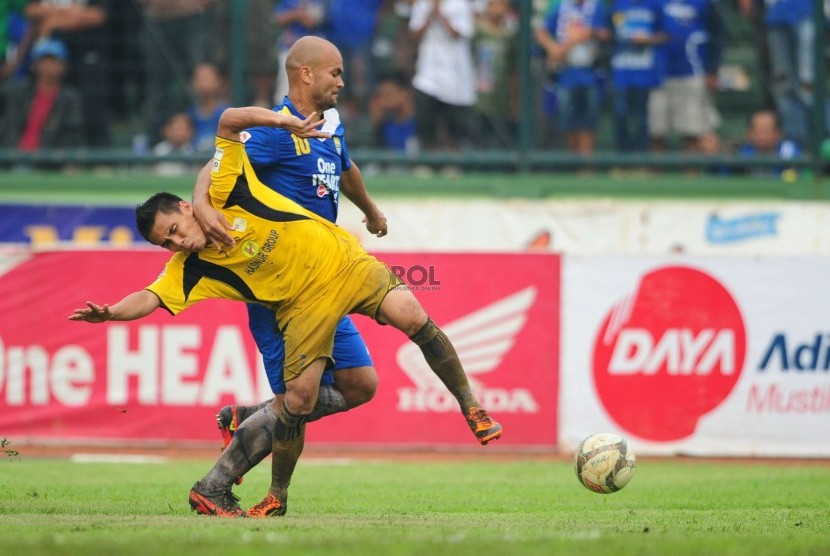  Striker Persib, Serginho Van Dijk (kanan), berebut bola dengan pemain Barito Putra, Septariyanto, dalam pertandingan ISL 2013 di Stadion Siliwangi, Bandung, Rabu (3/4).   