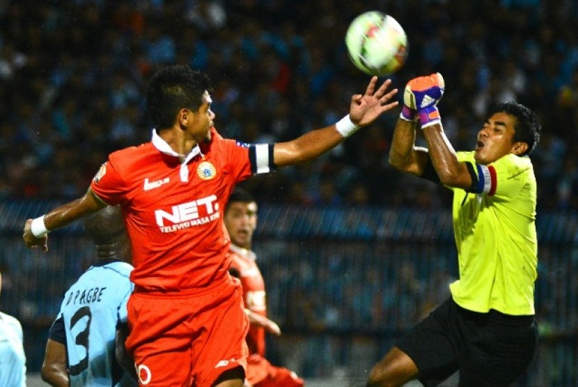 Striker Persija Bambang Pamungkas saat menghadapi Persela, Selasa (7/4) malam