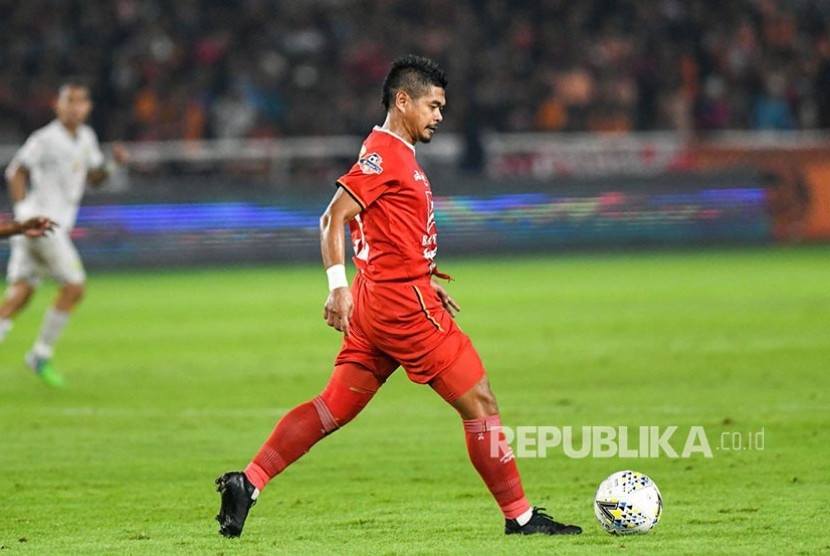 Striker Persija Jakarta Bambang Pamungkas mengontrol bola pada laga terakhirnya bersama Persija Jakarta di Stadion Utama Gelora Bung Karno (GBK), Jakarta, Selasa (17/12).
