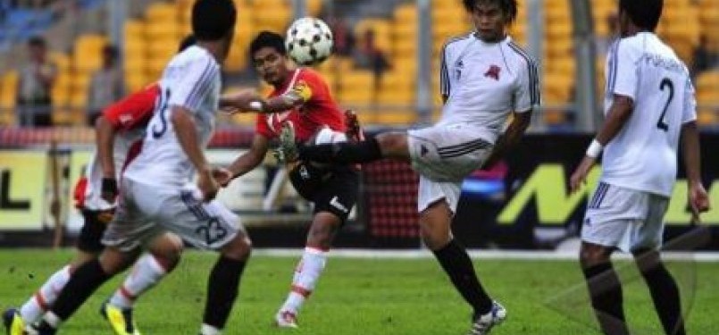 Striker Persija Jakarta, Bambang Pamungkas (tengah), melesatkan bola ke arah gawang Deltras Sidoarjo pada pertandingan Liga Super Indonesia (ISL) musim 2011/2012 di Stadion Utama Gelora Bung Karno Senayan, Jakarta, Kamis (1/12).