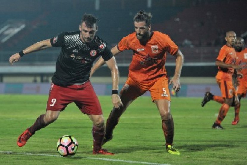 Striker Persija Jakarta Marco Simic (kiri).