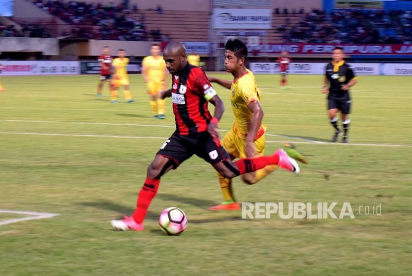 Striker Persipura Boaz Solossa berusaha melewati pemain belakang Bhayangkara FC dalam laga lanjutan Liga 1 Gojek Traveloka 2017, di stadion Mandala Jayapura, Papua, Jumat (12/5). Persipura berhasil raih tiga poin atas kemenangan terhadap Bhayangkara FC dengan skor 3-2.