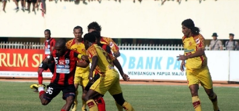 Striker Persipura Jayapura, Boaz Salossa (kiri), mendapat kawalan ketat dari para pemain Sriwijaya FC pada laga Liga Super Indonesia. (ilustrasi)